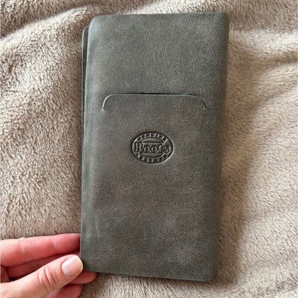 Roots Charcoal Leather Wallet - Picture 3 of 3